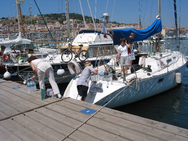 007.jpg - Avitaillement du Bateau 
