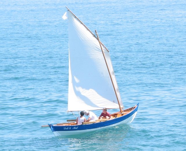 013.jpg - Voile Latine � la manoeuvre ....