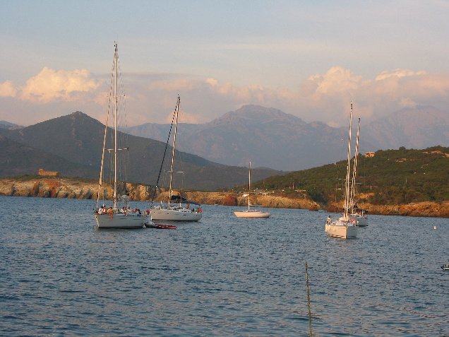 045.jpg - A l ' aube au mouillage 