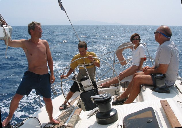 093.jpg - Philippe, Antoine, Marie, et Alain ... Antoine surveille son Cap .