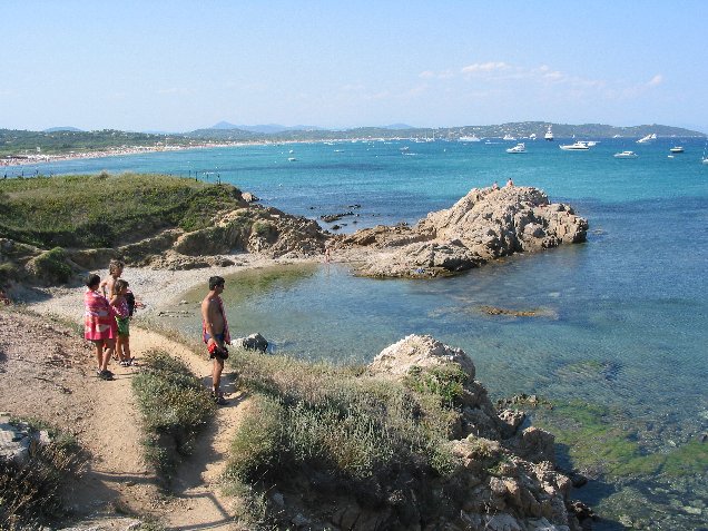 105.jpg - Pointe de la Bonne Terrasse ,devant le mouillage de Pampelone .