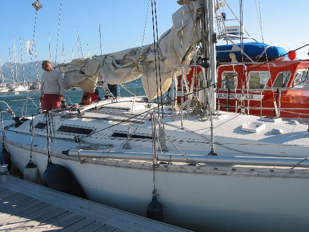 129.jpg - Amarrage � couple avec l ' aide de la SNSM 